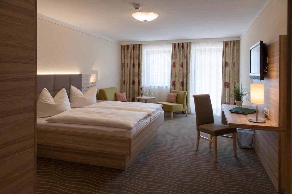 Hotel Strasshof Пфаффенгофен-ан-дер-Ільм Екстер'єр фото